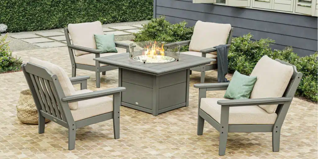 outdoor table and chairs